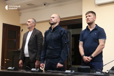 Екскерівник департаменту кібербезпеки СБУ генерал Ілля Вітюк (в центрі) з адвокатами у Вищому антикорупційному суді, Київ, 4 вересня 2025 року Екскерівник департаменту кібербезпеки СБУ генерал Ілля Вітюк (в центрі) з адвокатами у Вищому антикорупційному суді, Київ, 4 вересня 2025 року