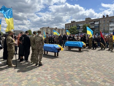 Загинули в один день: з двома побратимами попрощались у Сарнах на Рівненщині Загинули в один день: з двома побратимами попрощались у Сарнах на Рівненщині