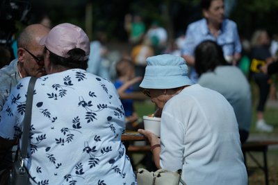 Варили дві тисячі літрів борщу, щоб допомогти ЗСУ: в Черкасах встановили рекорд України Варили дві тисячі літрів борщу, щоб допомогти ЗСУ: в Черкасах встановили рекорд України