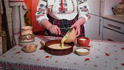"Кулінарний спадок": як готують десерт із молозива на Рівненщині "Кулінарний спадок": як готують десерт із молозива на Рівненщині