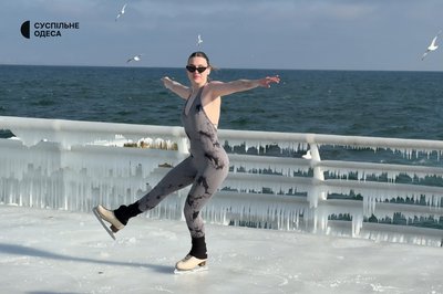 "Як у казці": жителі Одеси вийшли на крижаний берег моря "Як у казці": жителі Одеси вийшли на крижаний берег моря