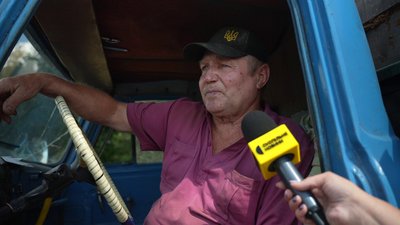 "Кулі пилюку підіймали під ногами": як жнивують на прифронтовій Сумщині "Кулі пилюку підіймали під ногами": як жнивують на прифронтовій Сумщині