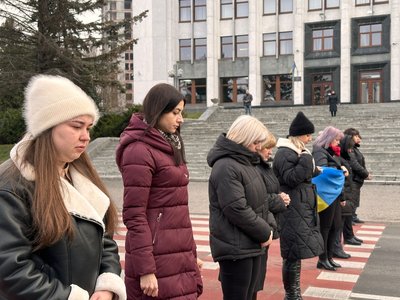 загальнонаціональна хвилина мовчання, тернопіль, 1000 днів повномасштабної війни загальнонаціональна хвилина мовчання, тернопіль, 1000 днів повномасштабної війни