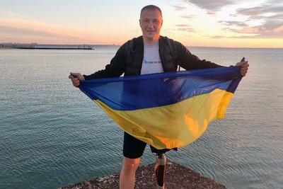 Ветеран АТО з Житомира Олександр Швецов за вісім днів пішого ходу зібрав три мільйони гривень для військових Ветеран АТО з Житомира Олександр Швецов за вісім днів пішого ходу зібрав три мільйони гривень для військових