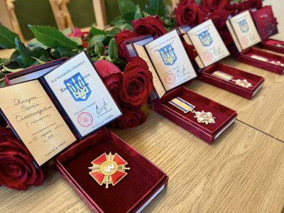 На Вінниччині родинам полеглих оборонців вручили нагороди На Вінниччині родинам полеглих оборонців вручили нагороди