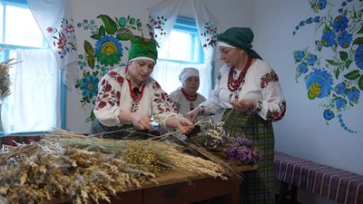 Відтворюють українські звичаї: троє сестер з Кіровоградщини плетуть різдвяних дідухів Відтворюють українські звичаї: троє сестер з Кіровоградщини плетуть різдвяних дідухів