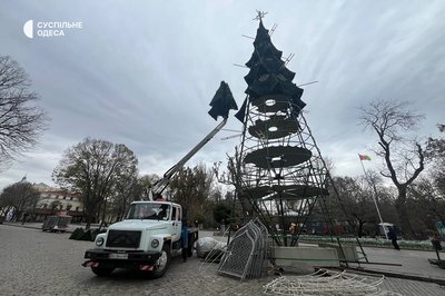 У центрі Одеси з'явилась новорічна ялинка