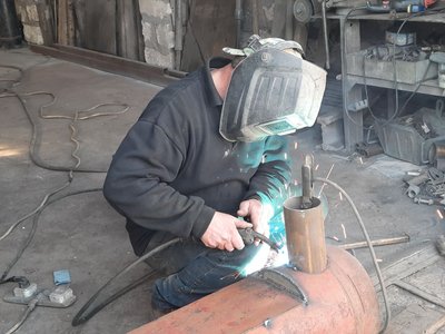 На Миколаївщині волонтер робить із газових балонів буржуйки для військових