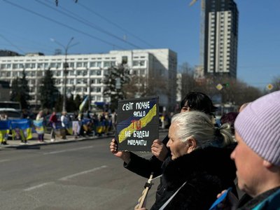 "Між небом і землею, але є надія": у Черкасах відбулася акція на підтримку зниклих та полонених "Між небом і землею, але є надія": у Черкасах відбулася акція на підтримку зниклих та полонених