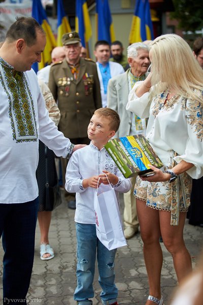 Перший на Прикарпатті: на Вічевому майдані в Івано-Франківську підняли Державний прапор України Перший на Прикарпатті: на Вічевому майдані в Івано-Франківську підняли Державний прапор України