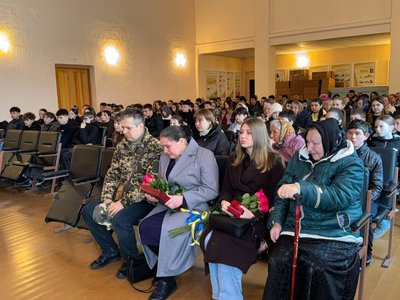 Рідні, друзі та близькі зібралися на нагородження воїнів посмертно Рідні, друзі та близькі зібралися на нагородження воїнів посмертно