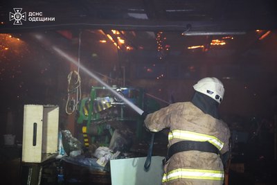 В Одесі сталася масштабна пожежа на території підприємства: горів столярний цех В Одесі сталася масштабна пожежа на території підприємства: горів столярний цех