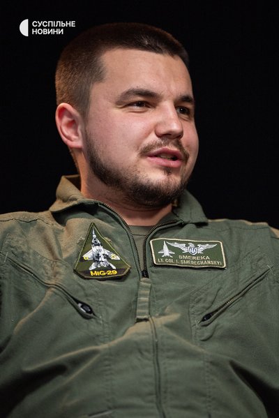 Пілот Іван Смеречанський під час інтервʼю Суспільному у Києві Пілот Іван Смеречанський під час інтервʼю Суспільному у Києві