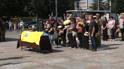 Без тата лишились четверо дітей: із військовослужбовцем Володимиром Цимбалюком попрощались у Рівному Без тата лишились четверо дітей: із військовослужбовцем Володимиром Цимбалюком попрощались у Рівному