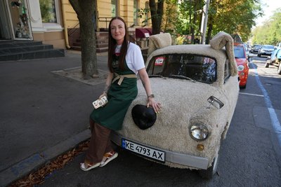 Дніпрянка перетворила на "собаку" 60-річний "горбатий Запорожець" Дніпрянка перетворила на "собаку" 60-річний "горбатий Запорожець"