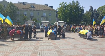 У Рівному попрощалися з військовими Єгором Мухою, Максимом Хохловим та Олександром Назаром У Рівному попрощалися з військовими Єгором Мухою, Максимом Хохловим та Олександром Назаром