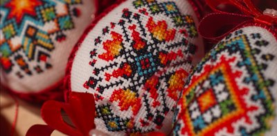 "Вишиває" писанки вечорами: майстриня із Рівного створює великодній декор "Вишиває" писанки вечорами: майстриня із Рівного створює великодній декор