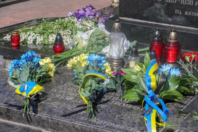 Лампадки, квіти, молебень: житомиряни вшанували пам’ять жертв політичних репресій Лампадки, квіти, молебень: житомиряни вшанували пам’ять жертв політичних репресій