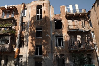 "Може обвалитися будь-якої миті": одесити власними силами рятують будинок "Може обвалитися будь-якої миті": одесити власними силами рятують будинок