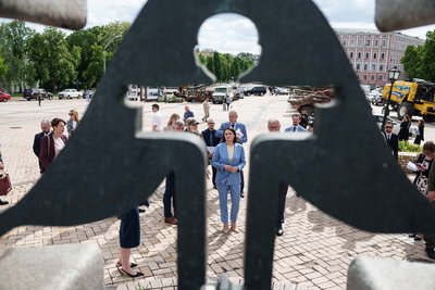 Лідерка білоруської опозиції Світлана Тихановська біля пам'ятного знаку жертвам Голодомору 1932-1933 років на Михайлівській площі у Києві, 25 травня 2026 року Лідерка білоруської опозиції Світлана Тихановська біля пам'ятного знаку жертвам Голодомору 1932-1933 років на Михайлівській площі у Києві, 25 травня 2026 року