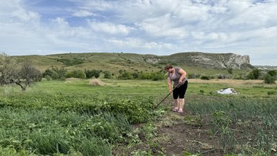 Віра на городі село Білокузьминівка Костянтинівська громада Донецька область 28 травня 2025 рік
