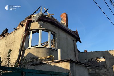 Розбиті вікна та потрощені будинки: фото наслідків російської атаки БпЛА по Одесі Розбиті вікна та потрощені будинки: фото наслідків російської атаки БпЛА по Одесі