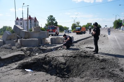 Воронка на місці удару КАБ у Шевченківському районі Харкова Воронка на місці удару КАБ у Шевченківському районі Харкова