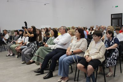 У Звягелі показали виставу «Усе буде добре, цілую…» та зібрали гроші для військових У Звягелі показали виставу «Усе буде добре, цілую…» та зібрали гроші для військових