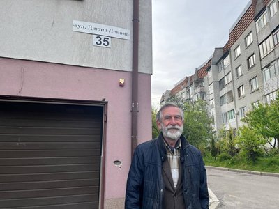 Іван Сварник на вулиці Джона Ленона, квітень 2024 Іван Сварник на вулиці Джона Ленона, квітень 2024