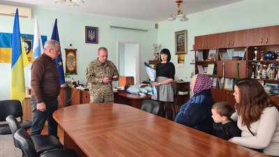 Сім'ям трьом воїнам з Хмельниччини вручили відзнаки Президента України Сім'ям трьом воїнам з Хмельниччини вручили відзнаки Президента України