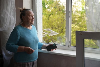 Ніна Михайловська, мешканка пошкодженого через влучання будинку в Немишлянському районі Харкова Ніна Михайловська, мешканка пошкодженого через влучання будинку в Немишлянському районі Харкова