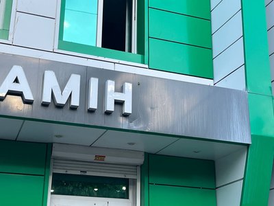 Дерева впали на будівлю та дорогу. У Дніпрі долають наслідки негоди Дерева впали на будівлю та дорогу. У Дніпрі долають наслідки негоди