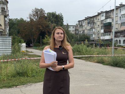 Демонтують під’їзд повністю: як відновлюватимуть зруйнований ракетою будинок у Полтаві