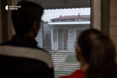 Тетяна та Віктор, переселенці з окупованої частини Херсонщини, в модульному будиночку на Київщині, який надали їм у благодійному фонді Save Ukraine, жовтень 2025 року Тетяна та Віктор, переселенці з окупованої частини Херсонщини, в модульному будиночку на Київщині, який надали їм у благодійному фонді Save Ukraine, жовтень 2025 року