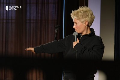 Стендап-комікеса Наталя Гаріпова про материнство, гумор та війну |Свої люди