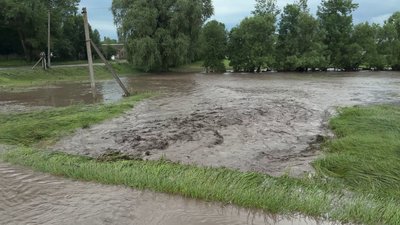 Злива спричинила потік води селищем Злива спричинила потік води селищем