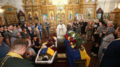 У Чернігові поховали Юрія Дмитренка та Юрія Мозгового, які загинули при виконанні бойових завдань на Донеччині У Чернігові поховали Юрія Дмитренка та Юрія Мозгового, які загинули при виконанні бойових завдань на Донеччині