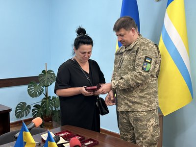 У Кременчуці родинам передали посмертні нагороди семи загиблих військових У Кременчуці родинам передали посмертні нагороди семи загиблих військових