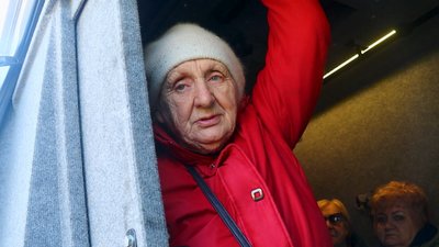 Жінка з Калеників під час евакуаційного рейсу з Миколаївки Жінка з Калеників під час евакуаційного рейсу з Миколаївки