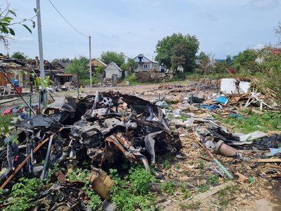 Після удару армії РФ на місці осель п'ятьох звягелян лишилися одні уламки Після удару армії РФ на місці осель п'ятьох звягелян лишилися одні уламки