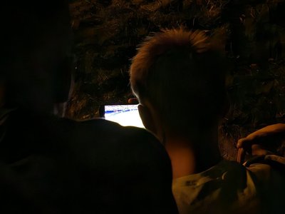Матч Іспанія-Англія. Як у Дніпрі дивляться футбол без світла Матч Іспанія-Англія. Як у Дніпрі дивляться футбол без світла