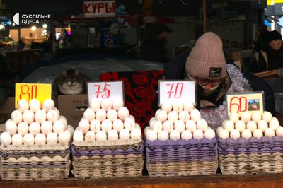 "Витрачаєш гроші, а в пакеті майже нічого нема": ціни на продукти на одеському Привозі "Витрачаєш гроші, а в пакеті майже нічого нема": ціни на продукти на одеському Привозі