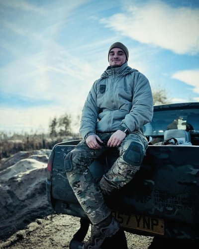 Меморіальну дошку загиблому на війні кінооператору, сину поетеси Вікторії Самчук, Олесю Самчуку відкрили у Рівному Меморіальну дошку загиблому на війні кінооператору, сину поетеси Вікторії Самчук, Олесю Самчуку відкрили у Рівному