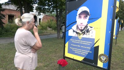фотографії полеглі бійці Алея героїв родичі пам’ять Святогірськ Донецька область 19 червня 2024 рік фотографії полеглі бійці Алея героїв родичі пам’ять Святогірськ Донецька область 19 червня 2024 рік