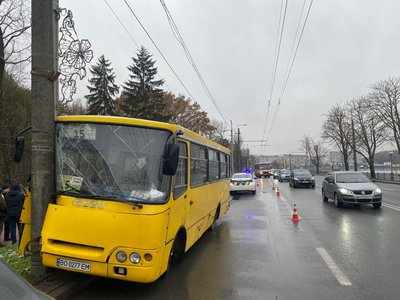 У Тернополі маршрутка в'їхала в електроопору У Тернополі маршрутка в'їхала в електроопору