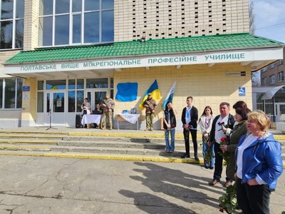 У Полтаві відкрили меморіальну дошку на честь загиблого захисника Миколи Манзенка У Полтаві відкрили меморіальну дошку на честь загиблого захисника Миколи Манзенка