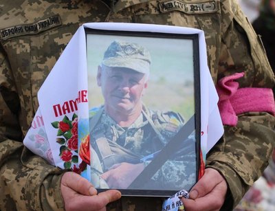Рік вважали безвісти зниклим: на Черкащині попрощалися із загиблим захисником Рік вважали безвісти зниклим: на Черкащині попрощалися із загиблим захисником