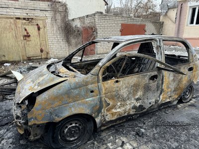 Херсон, обстріли, грудень 2024, автомобіль, пожежа, згоріле авто Херсон, обстріли, грудень 2024, автомобіль, пожежа, згоріле авто