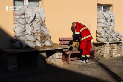 Фельдшер Віталій Токарєв у дворі Центру екстреної медичної допомоги у Херсоні, 19 листопада 2024 року Фельдшер Віталій Токарєв у дворі Центру екстреної медичної допомоги у Херсоні, 19 листопада 2024 року