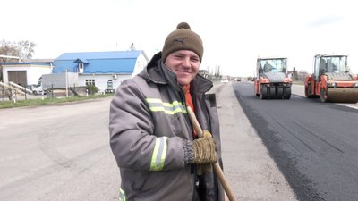 "Люди колеса б'ють, диски, усе, що можна": як ремонтують трасу міжнародного значення на Рівненщині "Люди колеса б'ють, диски, усе, що можна": як ремонтують трасу міжнародного значення на Рівненщині